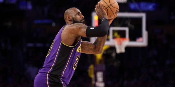 Shams：因伤病詹姆斯已有一个多月没怎么碰篮球