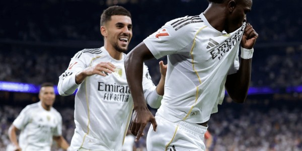 维尼修斯双响造红牌！姆巴佩破门伤退，皇马3-1黄潜重返西甲第一