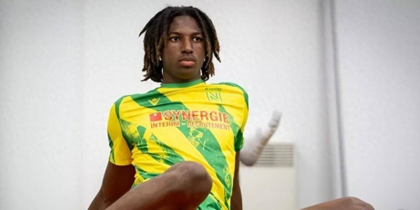 17岁法甲天才中卫横空出世！巴萨钟情他遭围剿，6大豪强展开疯抢